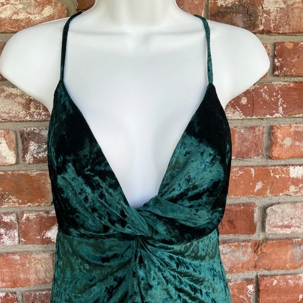 Lulu's green crushed velvet dress size medium NWT - Picture 4 of 10